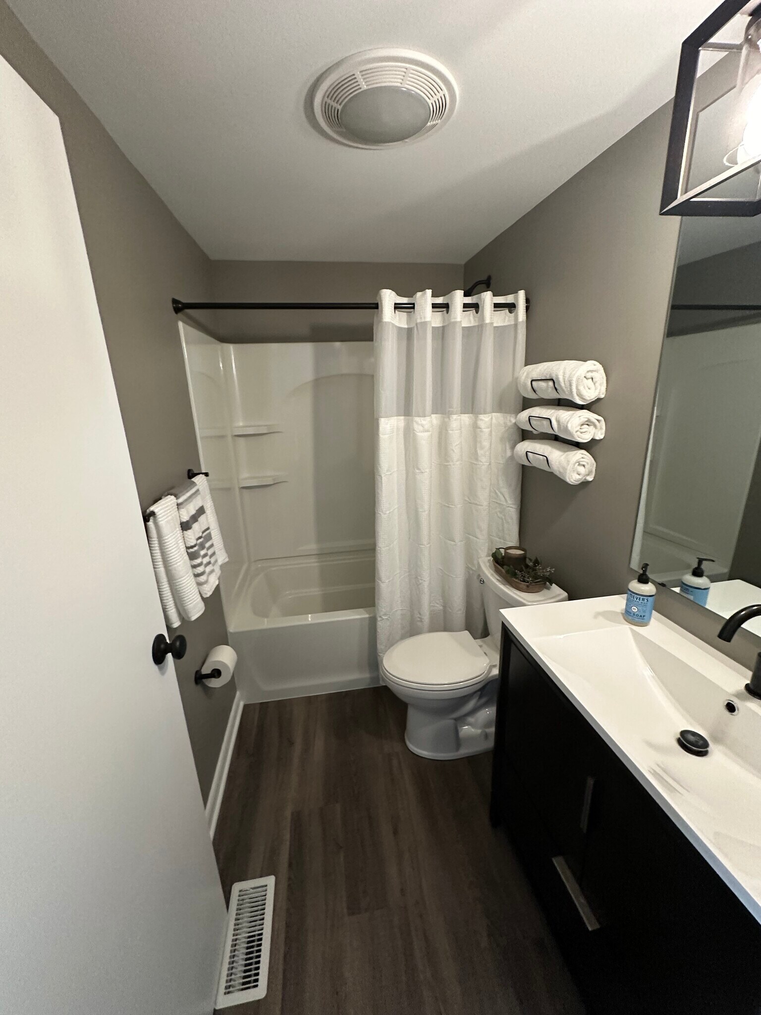 Upper bath - 35 Farmbrook Drive