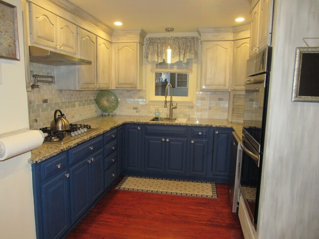 Building Photo - Gorgeous 3 Bedroom Lowell Townhouse For Rent!