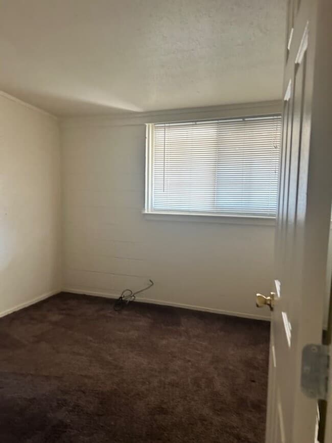 Building Photo - 922 Brookfield Dr