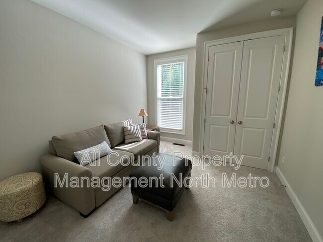 Building Photo - 6562 Creekview Cir