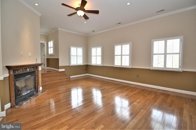 Building Photo - 5905 Lone Oak Dr