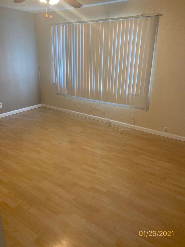 Building Photo - 913 52nd St SE