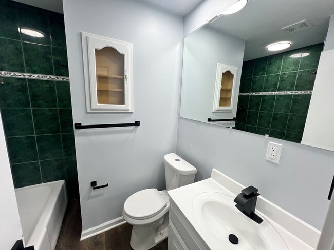 Building Photo - Move-In Ready 6-Bedroom Home in Raytown