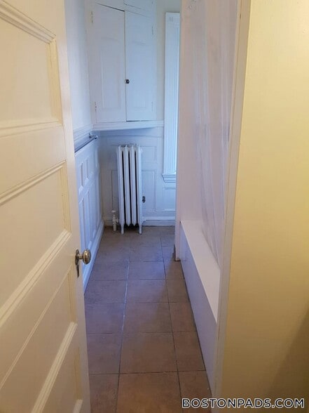 Building Photo - 533 Newbury St