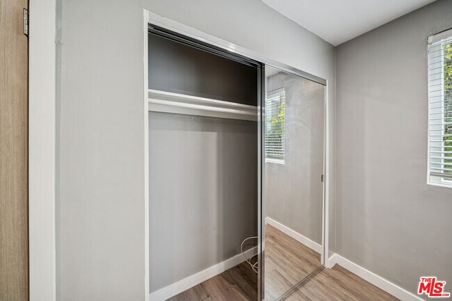 Building Photo - 252 S New Hampshire Ave