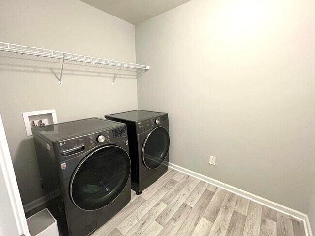 Building Photo - 2835 Dillon Dr