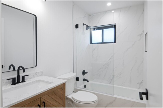 Building Photo - Lantern District Duplex!