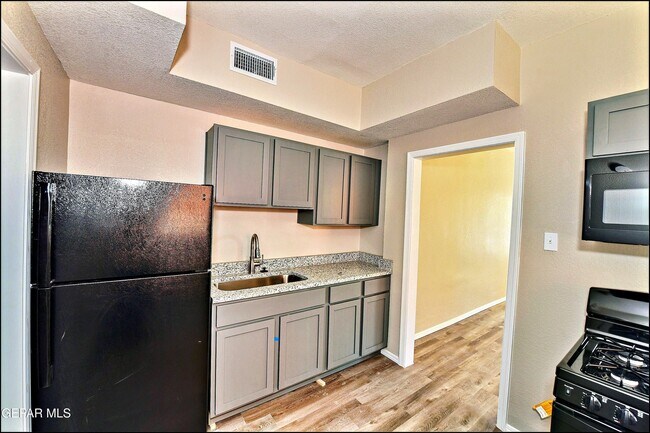 Building Photo - 615 Arizona Ave