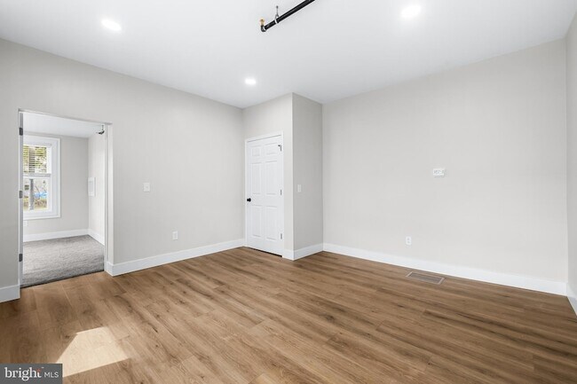 Building Photo - 320 W King St