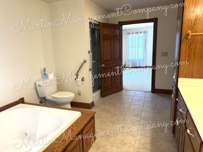 Building Photo - 700 Locust Ave