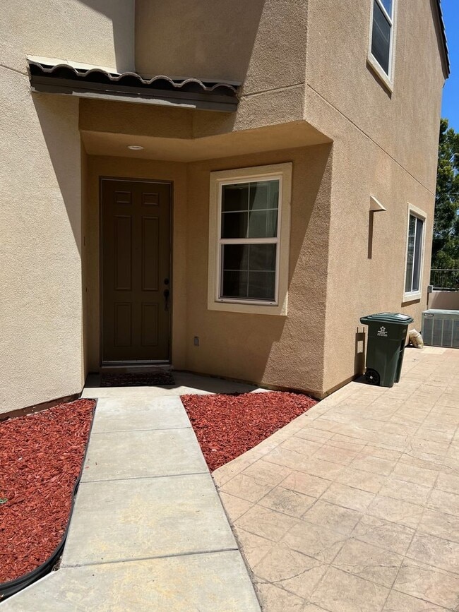 Building Photo - Wonderful Eastlake Townhome, 3 bedroom, 2....