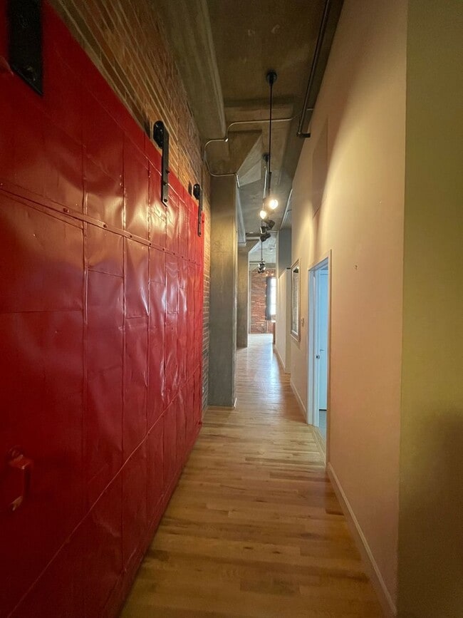 Building Photo - Charming Loft with Private Entrance & Pati...