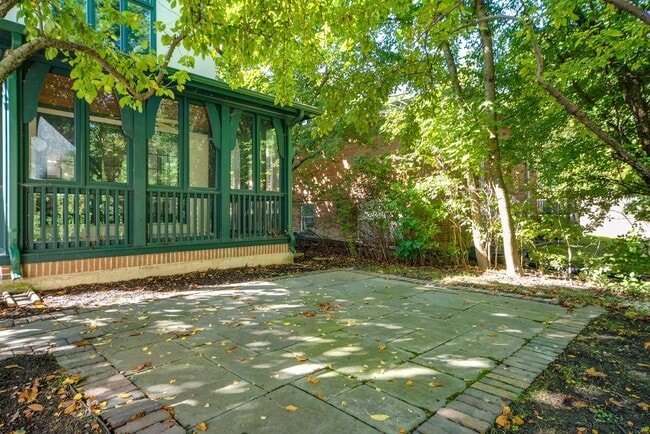 Building Photo - 662 Greenview Pl