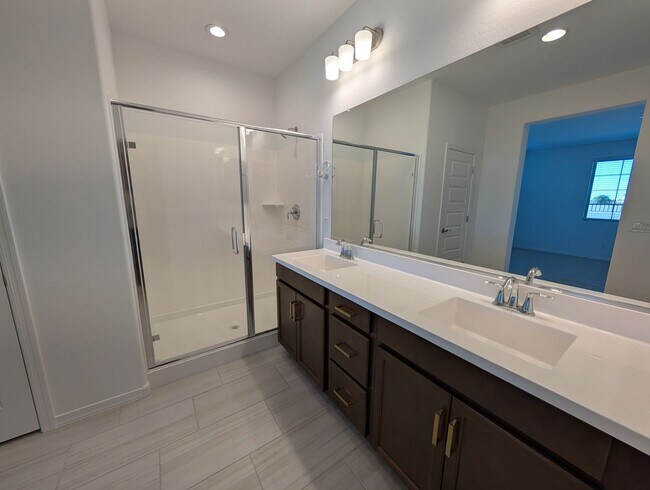 Building Photo - 4 Bedroom 3 Bathroom Home