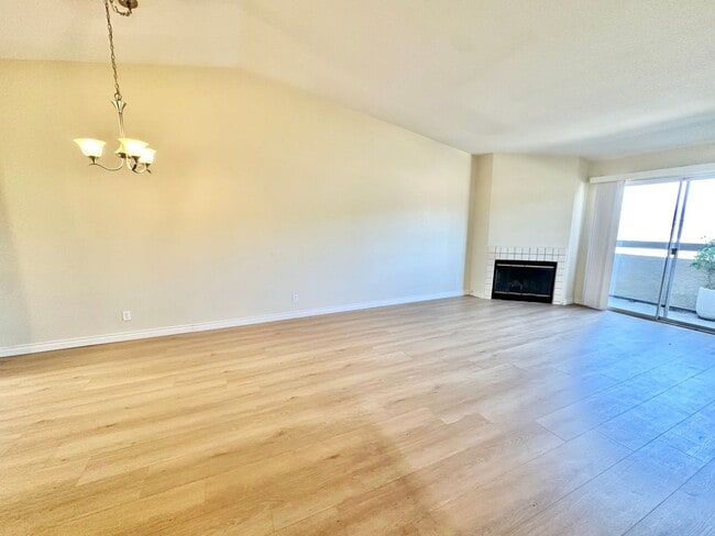 Building Photo - Stylish 2 Bedroom Condo in the Located in ...