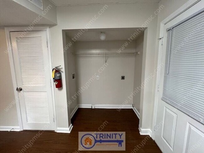 Building Photo - Cute TWO STORY Town Home!