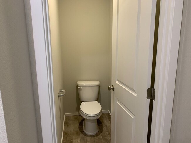 Building Photo - Gorgeous  4 Bed 2.5 Bath Home in Camas! Union School District! Laminate Floors Throughout Main! S...