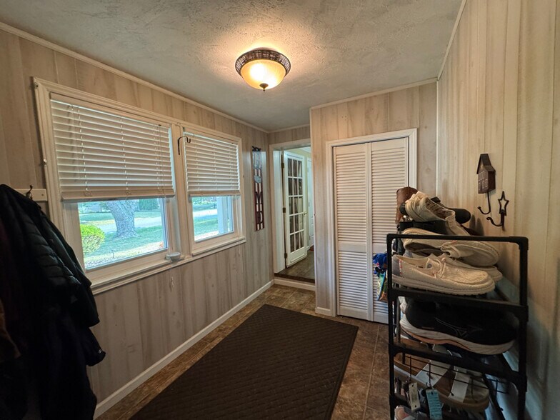 Building Photo - 6051 Holly Ln