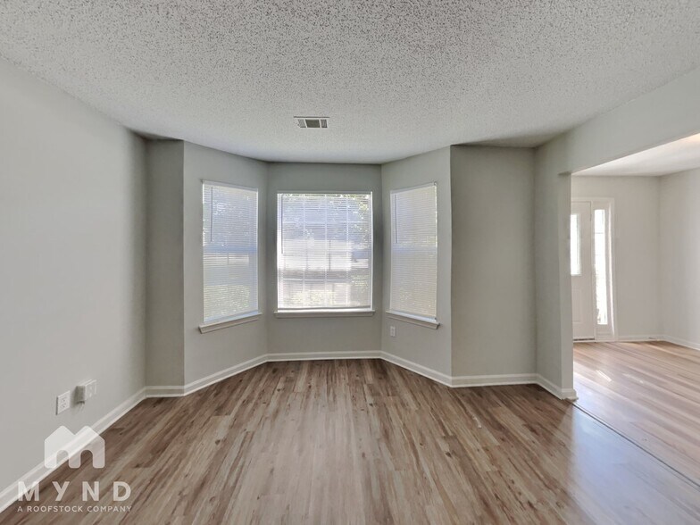 Building Photo - 1128 Village Oaks