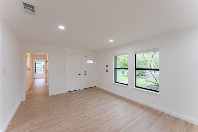 Building Photo - Incredible Windsor Park location right in the heart of Austin!