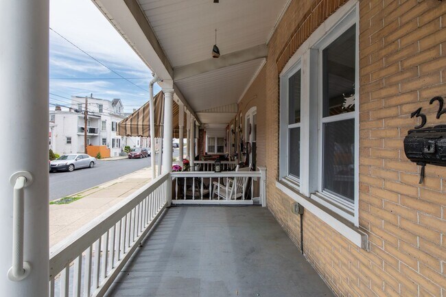 Building Photo - 325 1/2 N. Franklin St