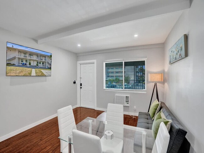 Building Photo - 906 N Riverside Dr