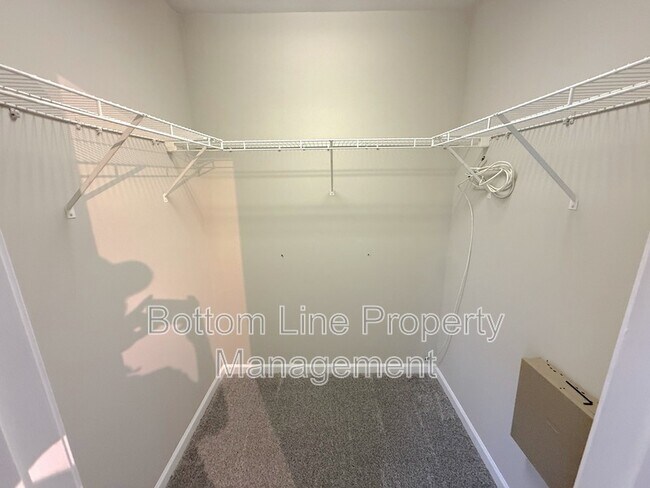 Building Photo - 4133 Robinwood Dr