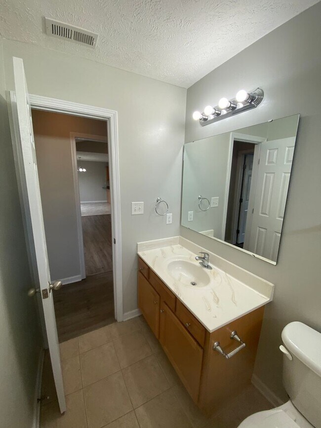 Building Photo - Great Home!  Great Location