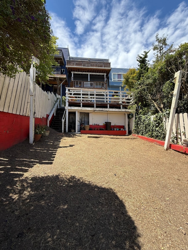 Building Photo - Spacious 3 Bedroom Home Minutes from City ...