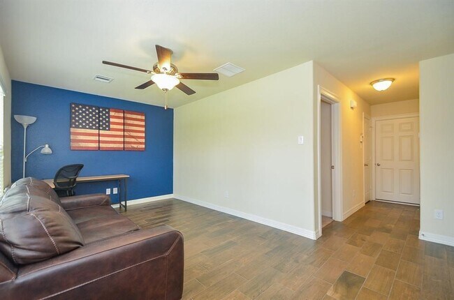 Building Photo - 10014 Spring Shadows Park Cir