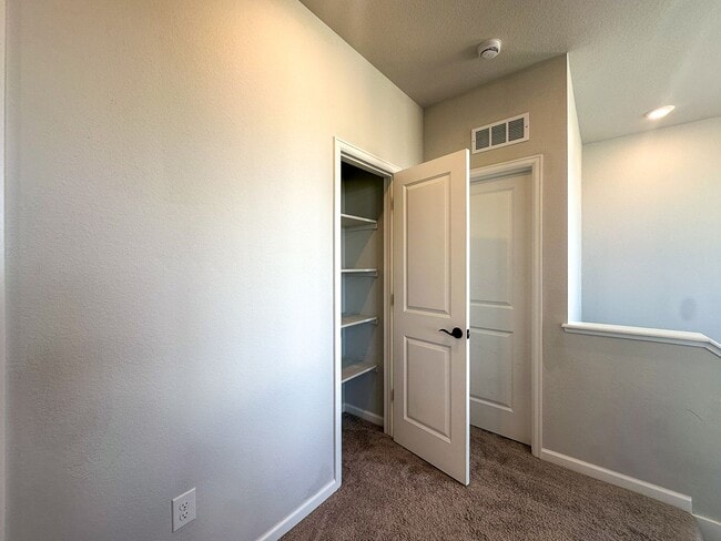 Building Photo - Alder Creek 3bd 2.5ba paired home for rent!
