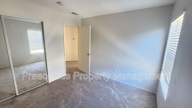 Building Photo - 2023 Lakeridge Cir