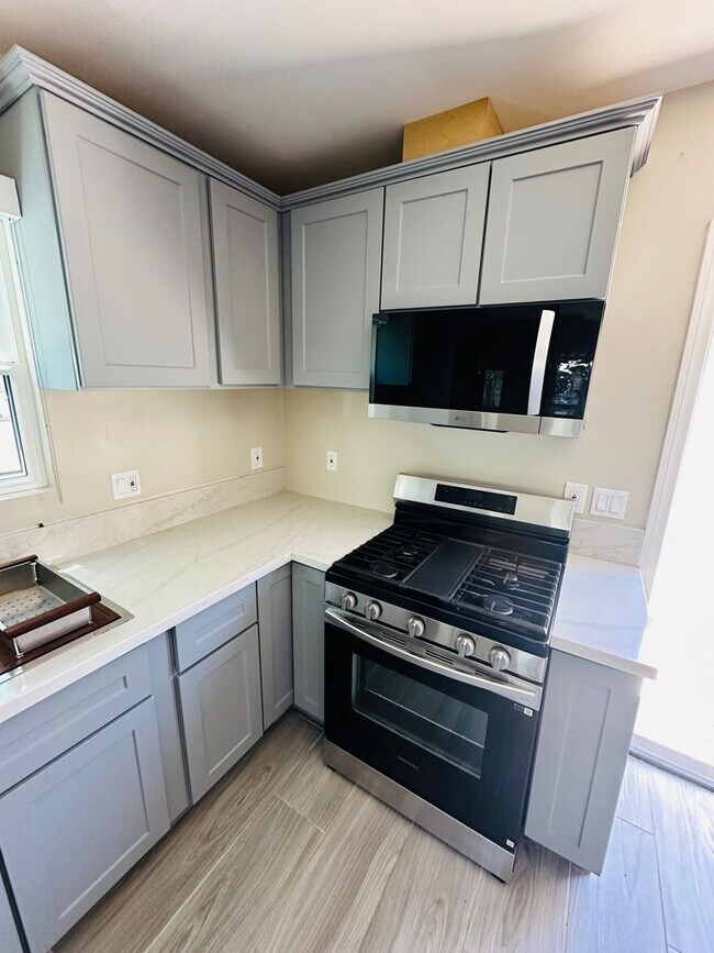 Building Photo - Gorgeous 1BD/1BA all appliances included. Move in ready!!