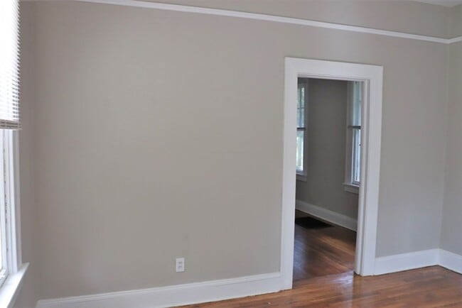 Building Photo - Carefree living with this 1-bedroom beauty...