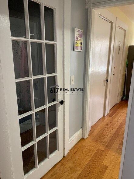 Building Photo - 14 Holmes St