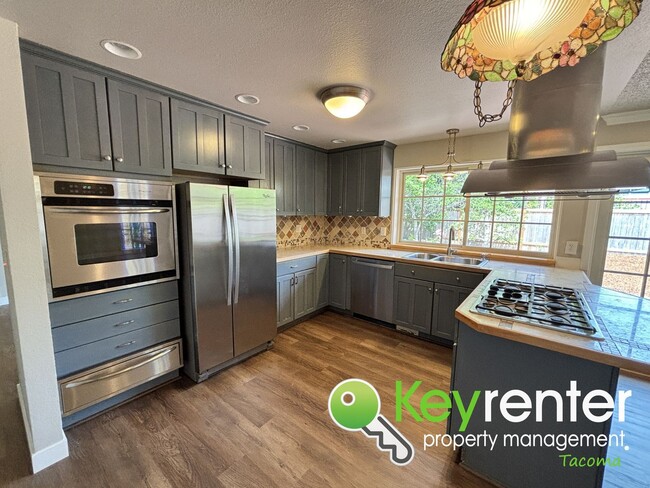 Building Photo - Stylishly Updated Lakewood Home in Seclude...