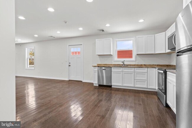 Building Photo - 819 11th Ave