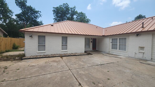 Building Photo - 1005 W MLK #B