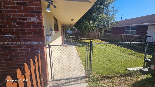 Building Photo - 5030 SW 26th Ave