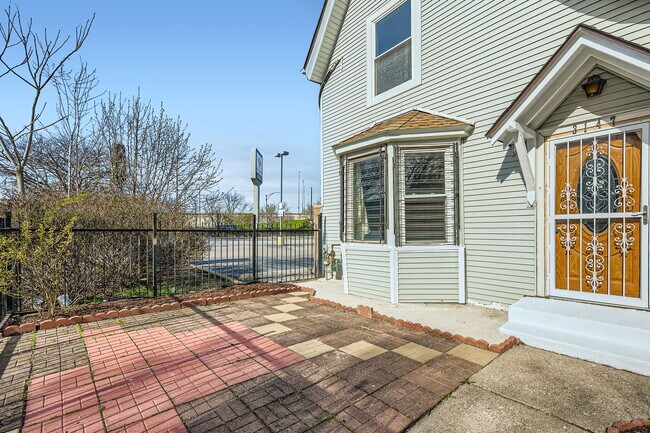 Building Photo - 3147 N Spaulding Ave