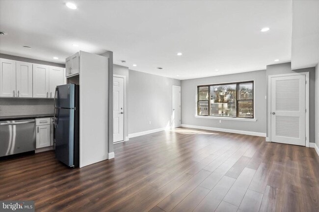 Building Photo - 296 Greenough St