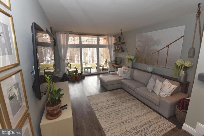 Building Photo - 1666 Parkcrest Cir