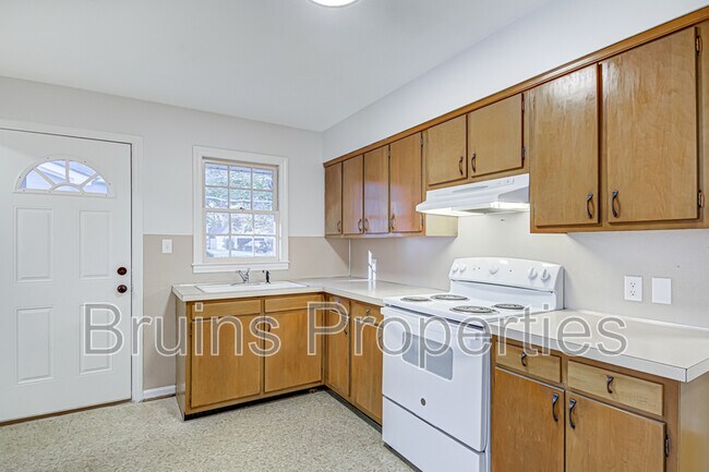 Building Photo - 805 Trenton St