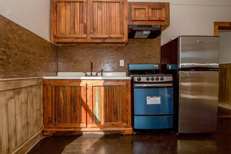 Building Photo - 546 Shull St