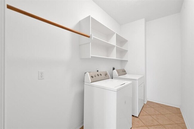 Building Photo - 17222 Leeside Dr