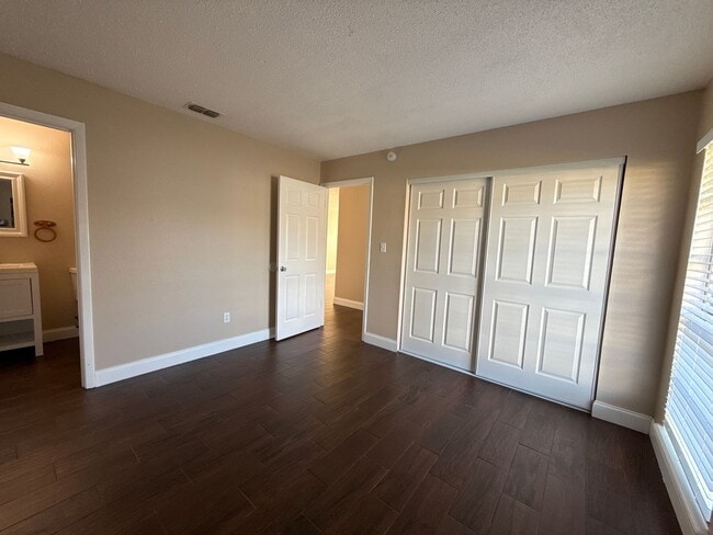 Building Photo - JCR1 - 5445