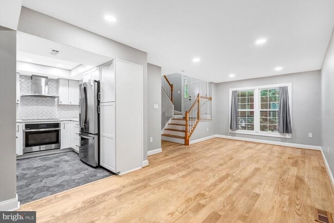 Building Photo - 2540 S Walter Reed Dr