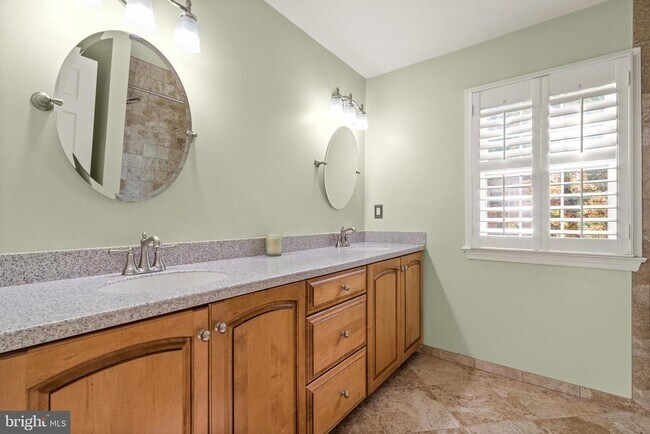 Building Photo - 7421 Beverly Manor Dr