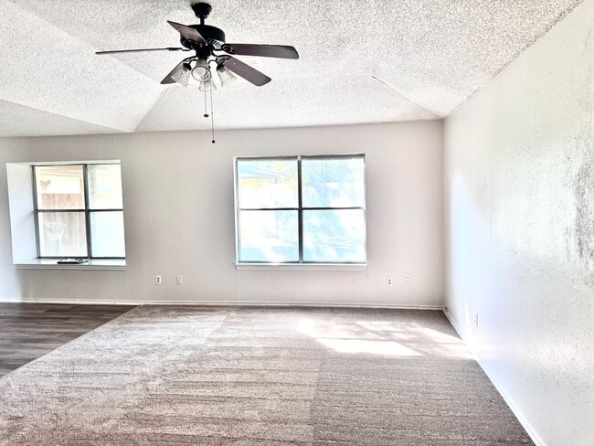 Building Photo - Midway 2/2 duplex