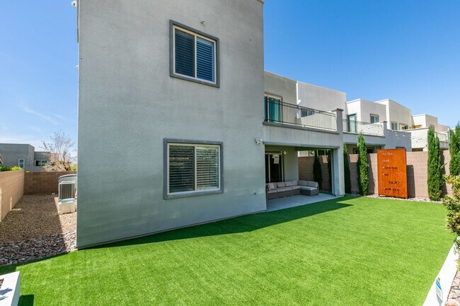 Building Photo - Luxury Rental with Mountain Views in Gated Henderson Community